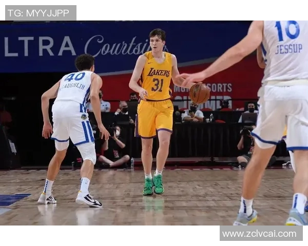 湖人12号球员奥斯汀·里夫斯单节17分引爆全场,“乡村曼巴”惊艳表现打服爱德华兹 湖人12号球员奥斯汀·里夫斯单节17分引爆全场,“乡村曼巴”惊艳表现打服爱德华兹